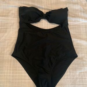 Sz L Cupshe swimsuit.  One piece with cut-out
